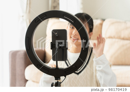 自撮りで動画撮影を楽しむ10代の女の子 自撮りで動画撮影を楽しむ10代の女の子 98170419
