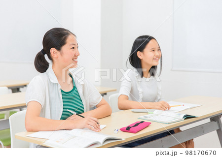 塾で勉強する小学生高学年の女の子(アジア人・日本人・中国人) 塾で勉強する小学生高学年の女の子(アジア人・日本人・中国人) 98170670