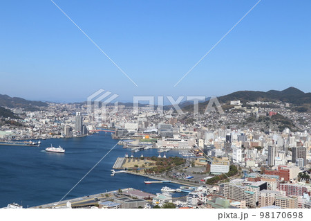 高台から眺める快晴の長崎港 長崎市中心部 高台から眺める快晴の長崎港 長崎市中心部 98170698
