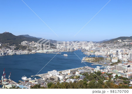 高台から眺める快晴の長崎港 長崎市中心部 高台から眺める快晴の長崎港 長崎市中心部 98170700