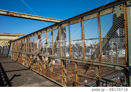 東京郊外 古い跨線橋に射す冬の陽射しと影 三鷹 2022.12 a-1 東京郊外 古い跨線橋に射す冬の陽射しと影 三鷹 2022.12 a-1 98170719