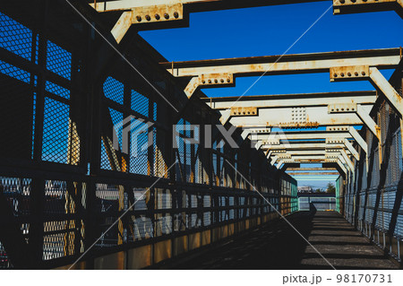 東京郊外 古い跨線橋に射す冬の陽射しと影 三鷹 2022.12 c-2 マット感 東京郊外 古い跨線橋に射す冬の陽射しと影 三鷹 2022.12 c-2 マット感 98170731