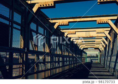 東京郊外 古い跨線橋に射す冬の陽射しと影 三鷹 2022.12　c-4 暖色加味 98170733