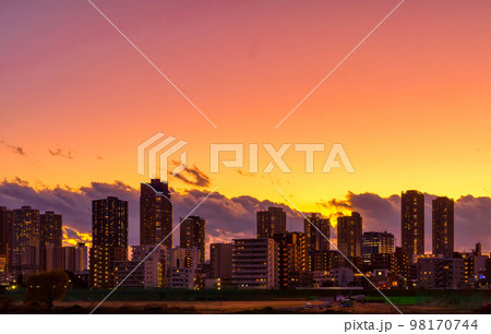 夕焼けとマンション群 98170744