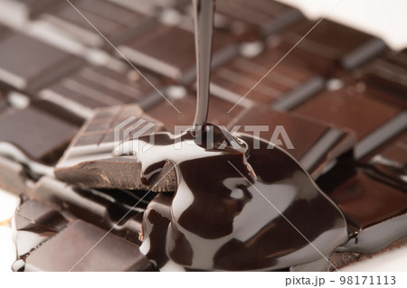 溶けたチョコレートをかけた板チョコ 98171113