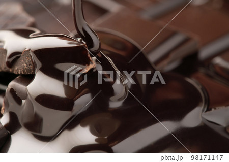 溶けたチョコレートをかけた板チョコ 98171147