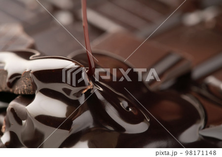 溶けたチョコレートをかけた板チョコ 98171148