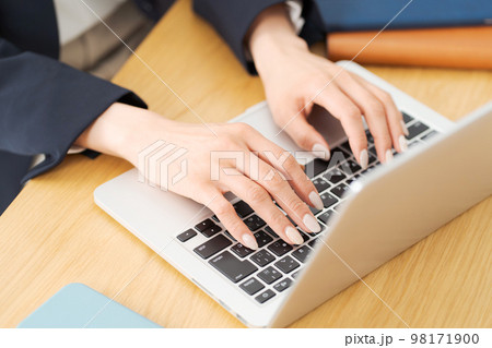 仕事をする女性の手元 98171900