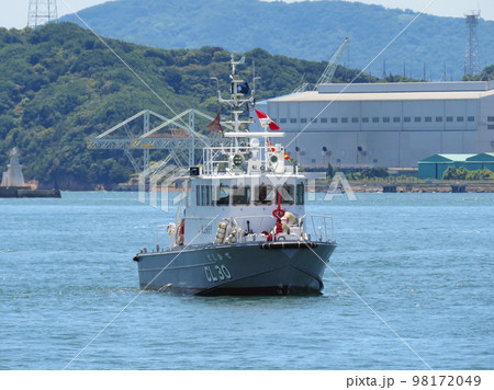 航行する海上保安庁の巡視艇せとかぜ 98172049