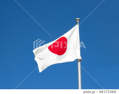 風にはためく日本国旗 風にはためく日本国旗 98172068
