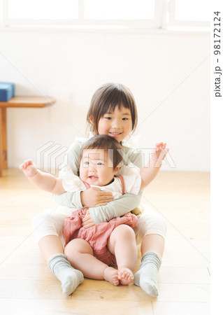 室内で遊ぶ姉妹 室内で遊ぶ姉妹 98172124