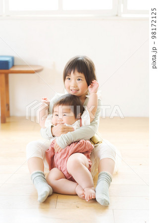 室内で遊ぶ姉妹 98172125