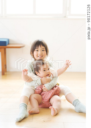 室内で遊ぶ姉妹 98172126