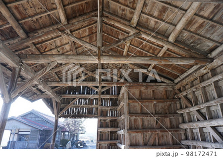 岡山県津山市にある因美線「美作滝尾駅 貨物上屋1号（推薦産業遺産）」：建物内部 98172471