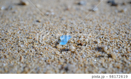 日本の瀬戸内海の砂浜に落ちていた青や白のシーグラスの写真素材