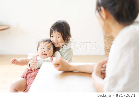 子育てをしているママ 子育てをしているママ 98172671
