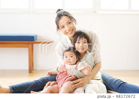 子育てをしているママ 98172672