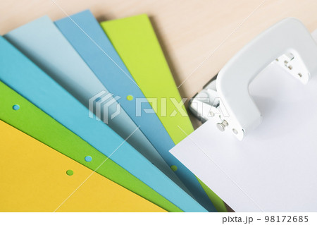 ファイルと2穴パンチ 98172685