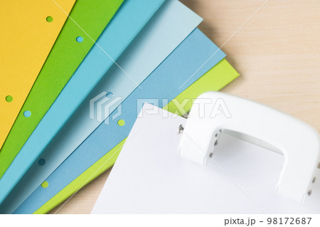 ファイルと2穴パンチ ファイルと2穴パンチ 98172687