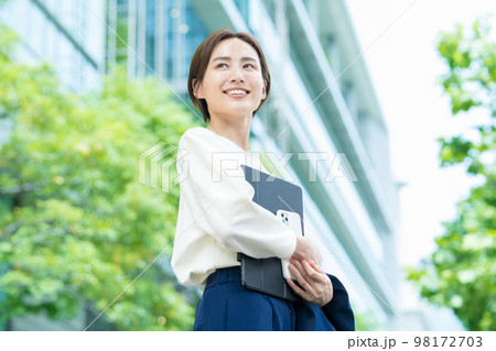 空を見上げる女性（ビジネスウーマン） 98172703