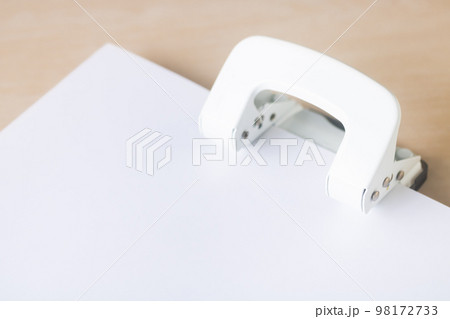 白紙と2穴パンチ 98172733