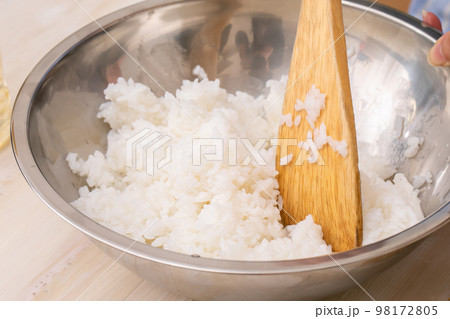 酢飯を作る女性の手元　Vinegared rice 98172805