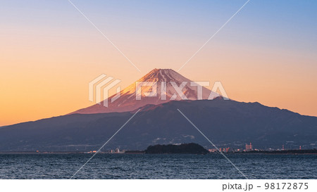 内浦湾越しに見る夕暮れの富士山 内浦湾越しに見る夕暮れの富士山 98172875