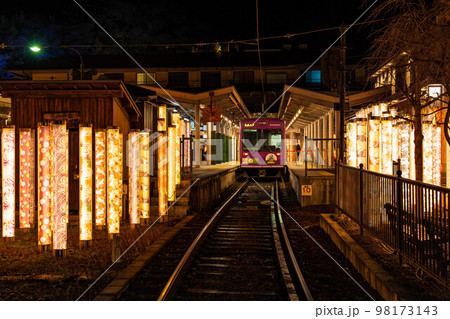京都嵐山　キモノフォレストのライトアップ　嵐電嵐山駅 98173143