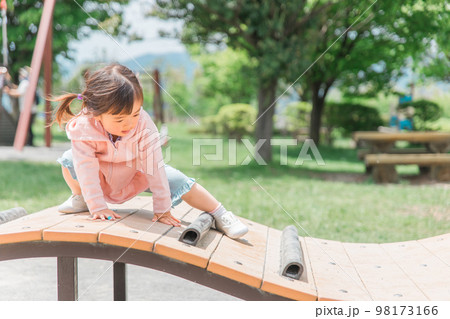 公園の遊具で遊ぶ・運動する子供(女の子・幼児・園児) 公園の遊具で遊ぶ・運動する子供(女の子・幼児・園児) 98173166