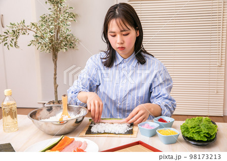 恵方巻きを作る女性　cooking 98173213