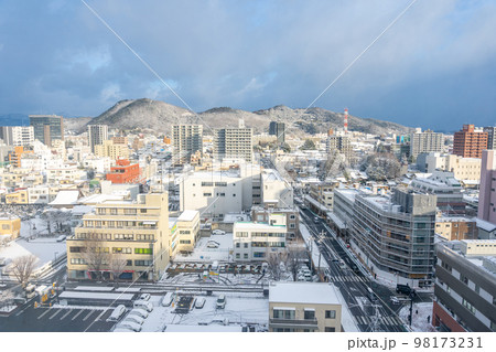 福島市内　大町　信夫山　町並み　雪景色 98173231
