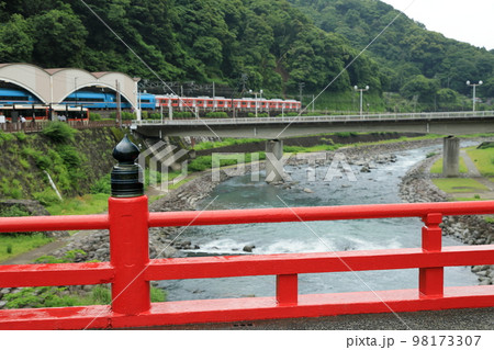 箱根湯本温泉街の散策コースを流れる早川　神奈川県箱根湯本 98173307