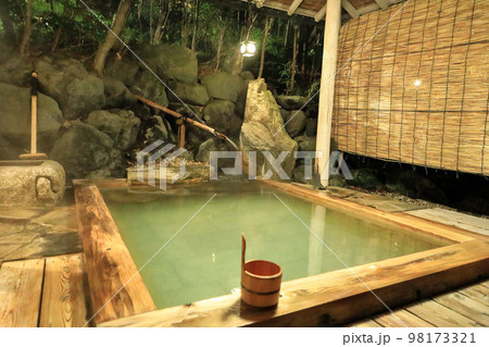 箱根湯本温泉源泉かけ流しの露天風呂　神奈川県箱根湯本 98173321