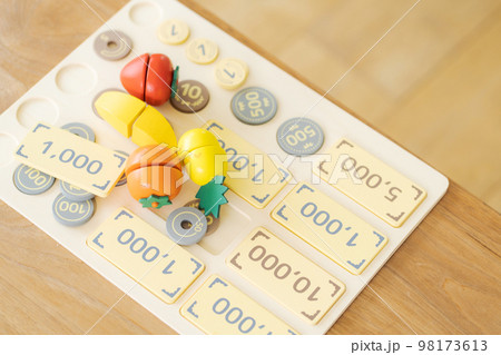 お金の勉強をする親子 お金の勉強をする親子 98173613
