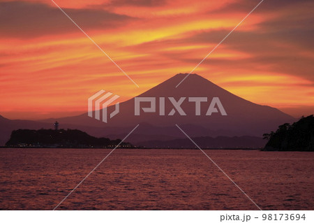 逗子　小坪飯島公園からの富士山と江ノ島の夕景 98173694