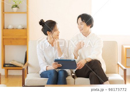 タブレット端末で検索をする男女 タブレット端末で検索をする男女 98173772