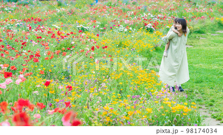 花畑を散策する親子 98174034