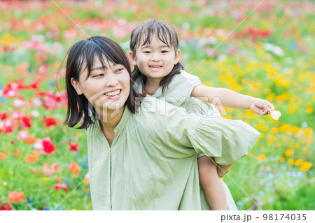 花畑を散策する親子 98174035