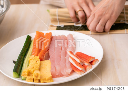 手巻き寿司を巻く手元　sushi 98174203