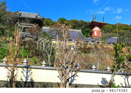 【徳島県】晴天の厄除けの薬王寺（日和佐） 98174365