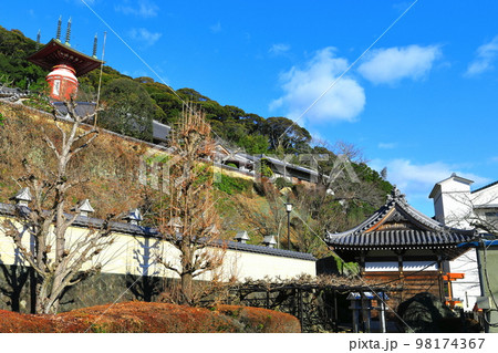 【徳島県】晴天の薬王寺の瑜祇塔と仁王門（日和佐） 98174367