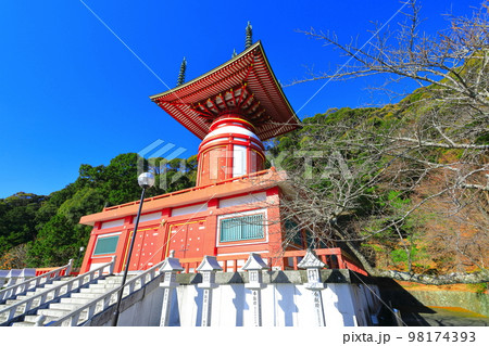 【徳島県】晴天の薬王寺の瑜祇塔（日和佐） 98174393
