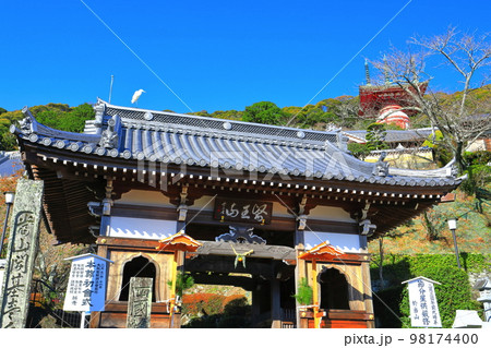 【徳島県】晴天の薬王寺の瑜祇塔と仁王門（日和佐） 98174400