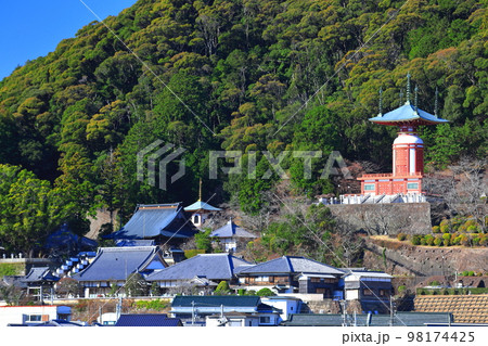 【徳島県】晴天の薬王寺と美波町（日和佐） 98174425
