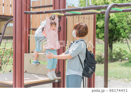 公園の遊具・雲梯（うんてい）で遊ぶ・運動する子供とママ（女の子・幼児・園児）の写真素材 [98174451] - PIXTA