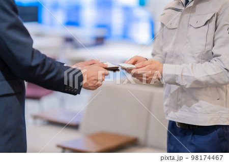 自己紹介をするビジネスマンとエンジニア 顔無し 自己紹介をするビジネスマンとエンジニア 顔無し 98174467