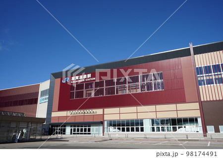 澄んだ青空と北陸新幹線停車駅の加賀温泉駅｜石川県加賀市 98174491