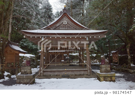能舞台と奥宮の風景_貴船神社奥宮 98174547
