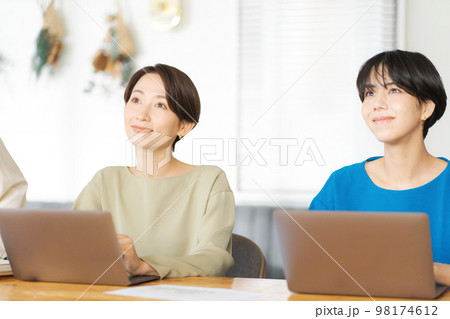 オフィスで働く女性たち 98174612