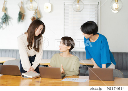 オフィスで働く女性たち 98174614